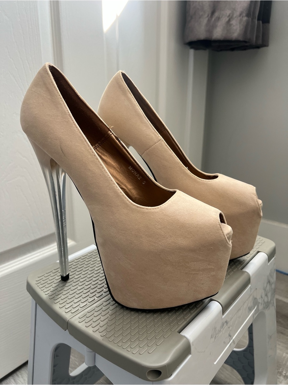 7” Inch Nude Platform Peep Toe Heels Size 7